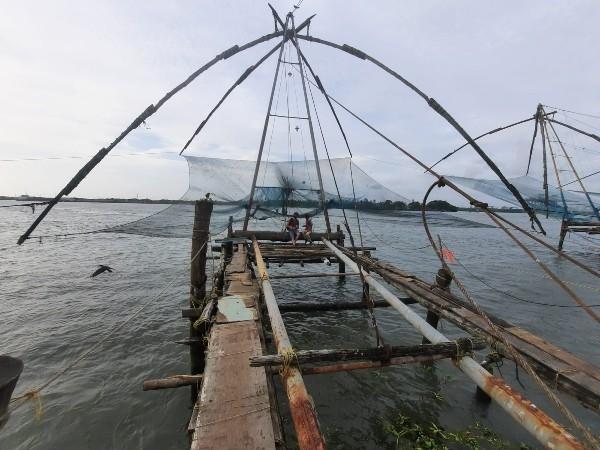 Filet de pêcheurs à Kochi dans le Kerala