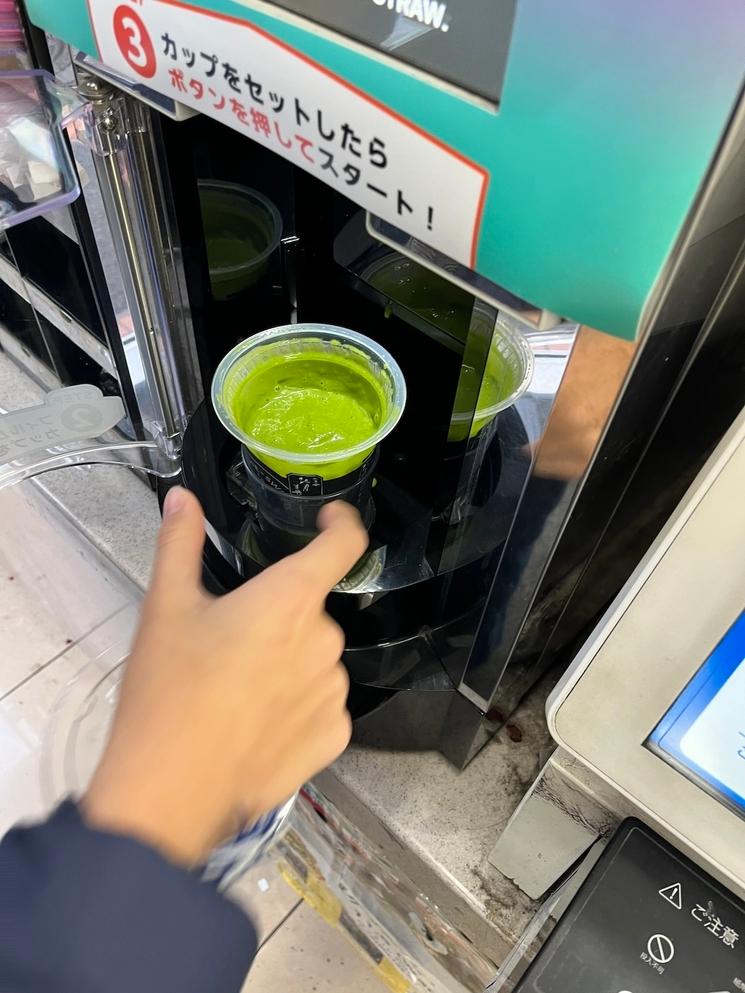 Un matcha latte au konbini pour le goûter