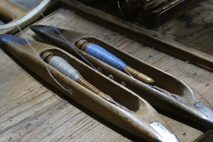 L'espolin ou navette en bois qui sert pour le tissage de la soie