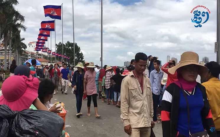 Les gens affluent à Phnom Penh. Photo : ThmeyThmey25