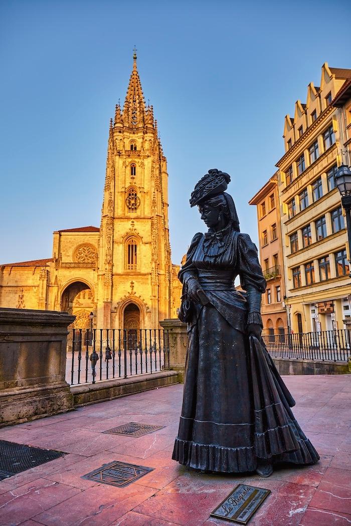 la cathédrale et une statue à Oviedo