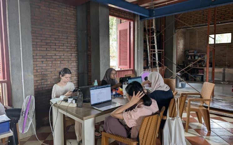 l'équipe de LP4Y Bogor en plein travail