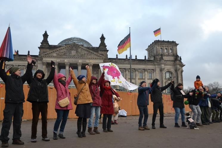 Manifestants devant le Reichstag