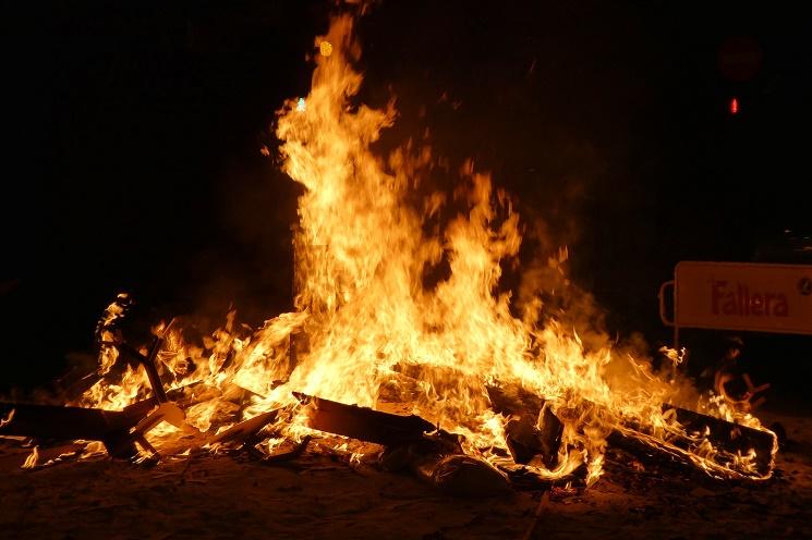 La fin de la crémation d'une sculpture ou Falla porte le symbole du renouveau 