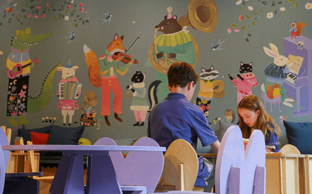 Dans la salle des enfants, la fresque colorée de l’illustratrice Sonia Cavallini plonge les élèves dans un univers magique.