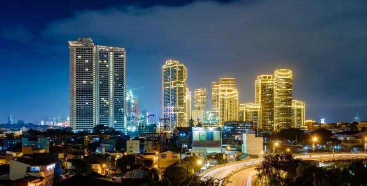 La nuit dans la ville de Makati