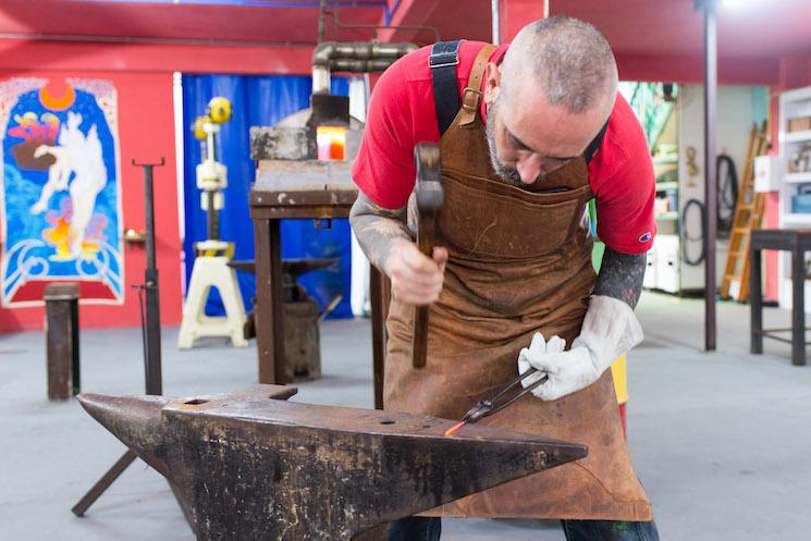 Vincent Castell dans son atelier La Forge Étrange