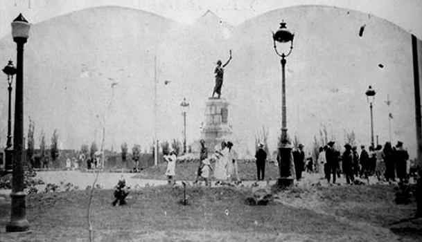 plaza francia lima statue liberté