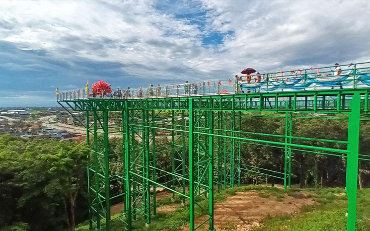 Vue de la passerelle de verre au temple Wat Doi Ti de Lamphun