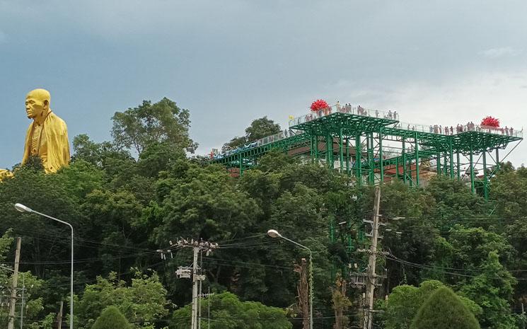 Passerelle panoramique en verre au temple de Kru Ba Sri WiChai a Lamphun