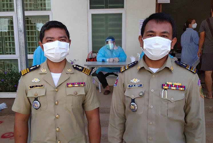 Le Colonel Tho Sina (à droite) et son adjoint Khon Piseth