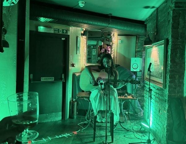 Une chanteuse présente lors du 40ème anniversaire de Le Garrick