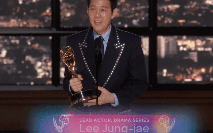 Lee Jung-jae recevant sa récompense aux Emmy