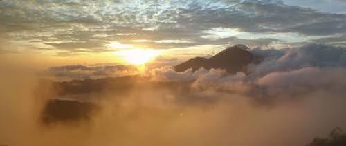lever du soleil depuis le sommet du Batur 