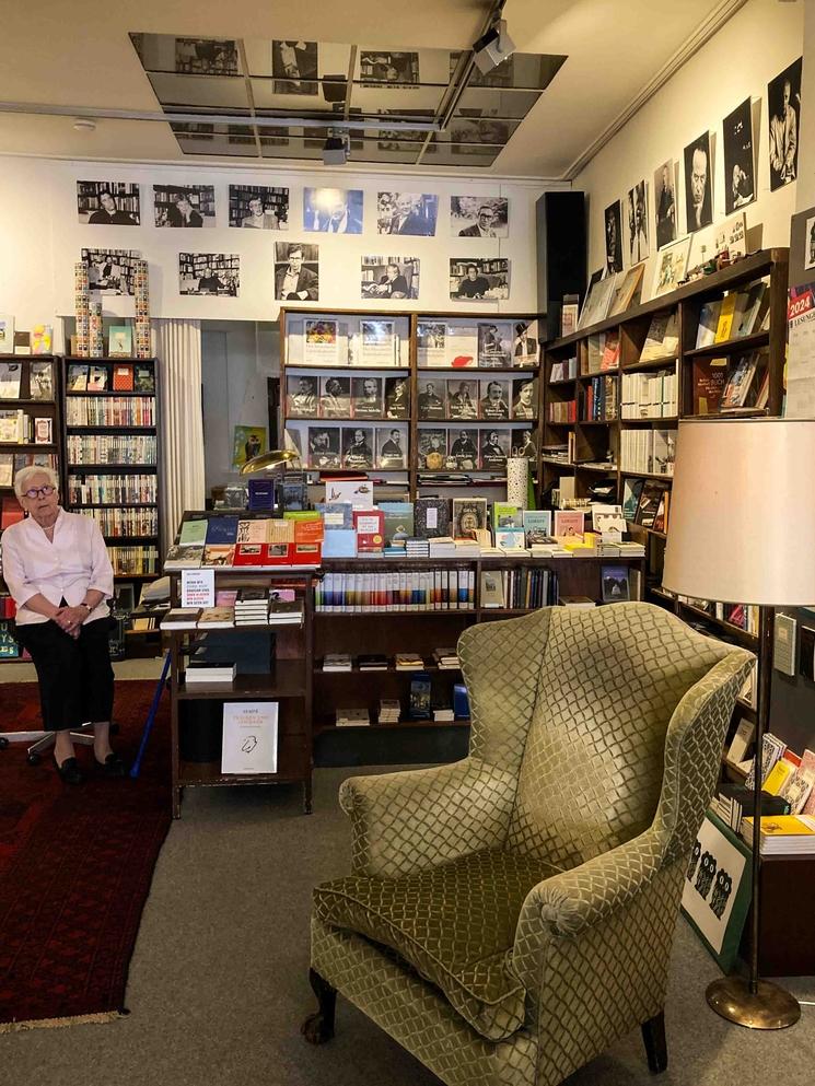 Un fauteuil au premier plan dans une librairie de Cologne