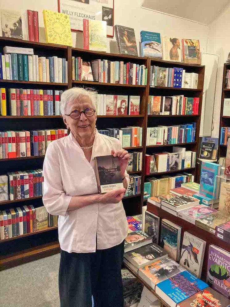 La gérante d'une librairie à Cologne tenant un livre
