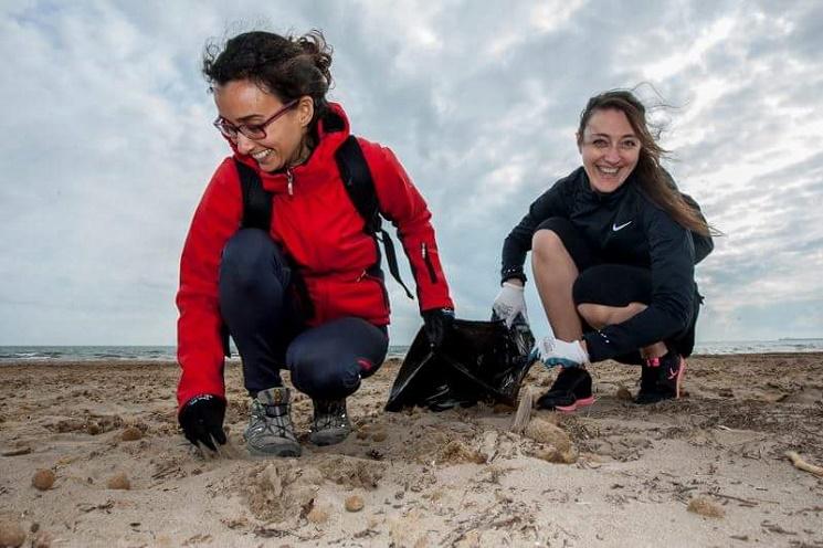 Eloïse pendant une opération de nettoyage sur la plage de la Patacona avec l'association Biodegradables