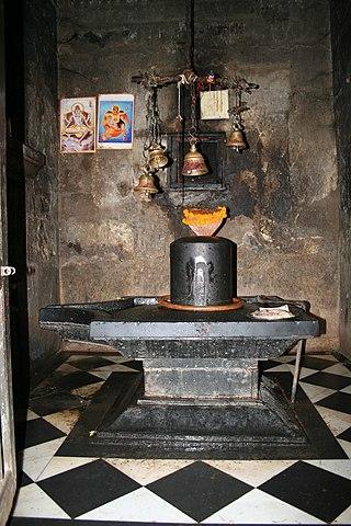 un ensemble avec lingam et yoni dans un temple de Shiva