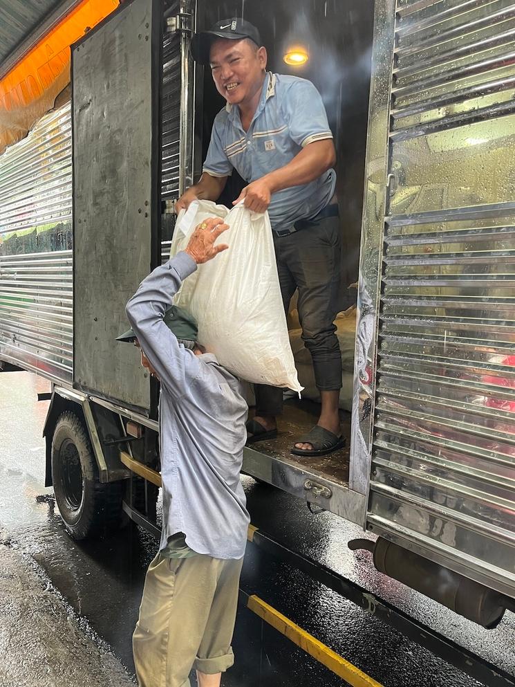 Un livreur de riz souriant au Vietnam 