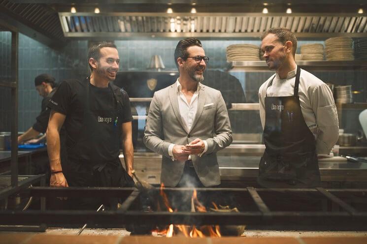 Quique Dacosta ( au centre), son chef exécutif Angel Garcia (à gauche) et le chef du llisa negra