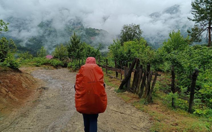 Louise avec son sac à dos