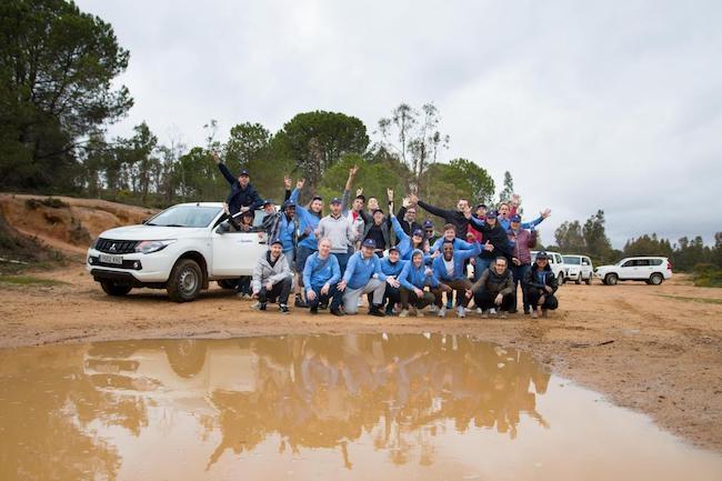 un grupe de personnes devant des voitures 4x4