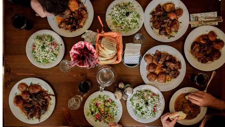 Des assiettes sur une table