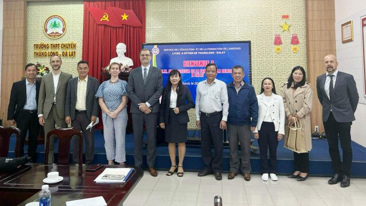 L’ambassadeur entouré de sa délégation, de la directrice du service de l’éducation et de la formation de la province de Lam Dong, des représentants des établissements responsables des classes de français: école primaire Le Quy Don, collège Tay Son, lycée Thang Long, Centre francophone Antenne, et de l’Université Yersin.