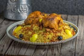 Découvrez le Machboos, un plat emblématique du Qatar mêlant épices, riz et viande, pour une expérience culinaire authentique.