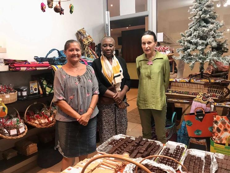 Mamirène et de prestigieuses visiteuses de sa boutique de Pointe Noire