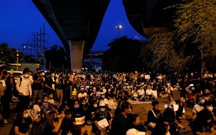 Manifestation etudiante nocturne contre le gouvernement thailandais