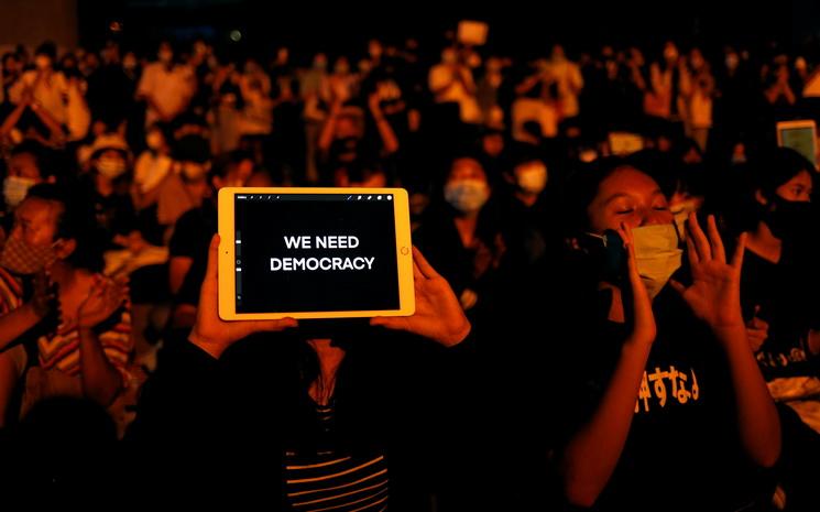 Manifestation etudiante nocturne contre le gouvernement thailandais