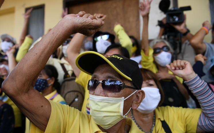 contre-manifestation pro-gouvernement a Bangkok