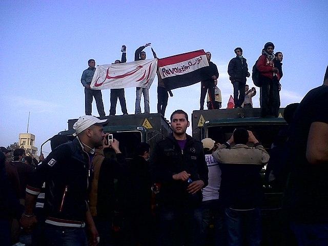 Manifestants sur des camions de police égyptienne au Caire le 28 janvier 2011