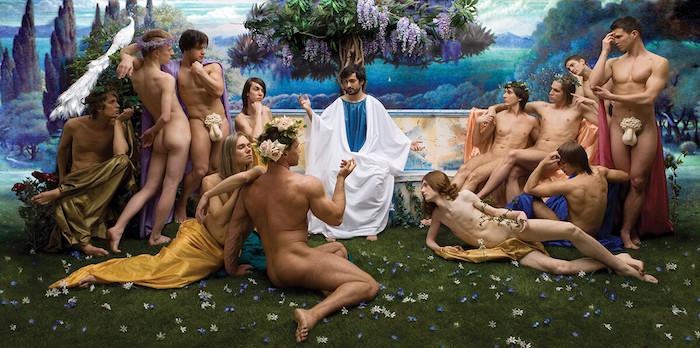 des hommes queer nus autour d'un philosophe en tunique blanche