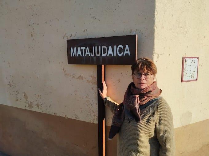 Martine Audusseau devant le nom du village matajudaica