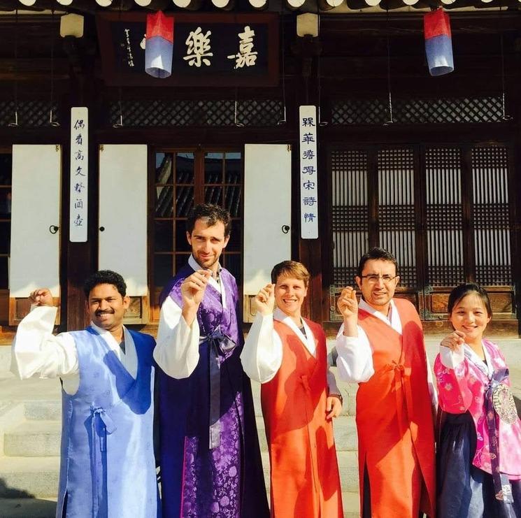 Maxime Chaury avec l'equipe de Seoul National University en Hanbok (Tenue traditionelle Coreenne)