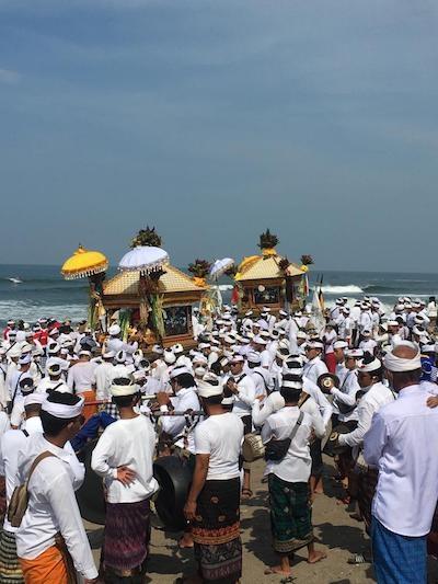 melasti bali ceremonie