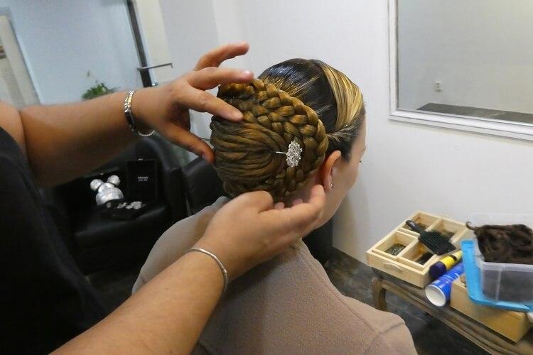 Mise en place du chignon avec les agujas