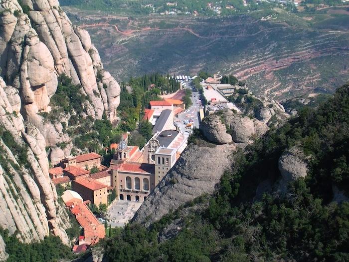 le monastère de Montserrat dans les montagnes