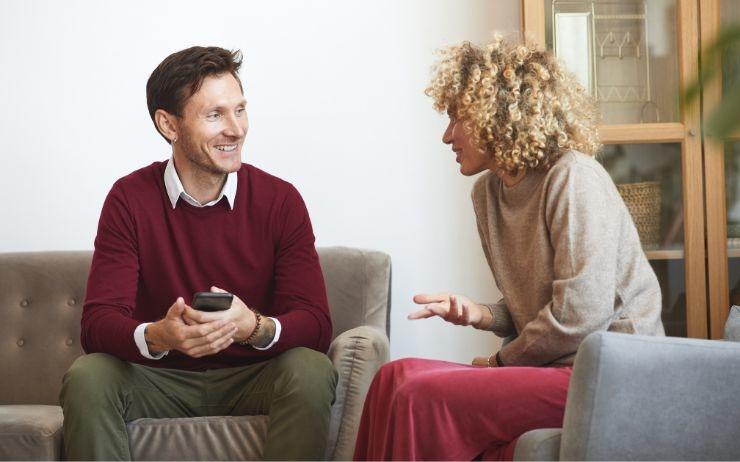 couple discutant dans un séjour