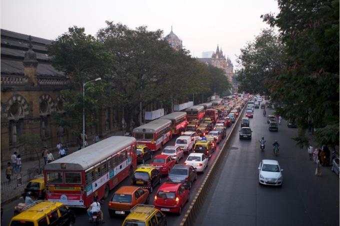 Une rue encombrée de Mumbai devant la gare Chhattrapati Shivaji Terminus