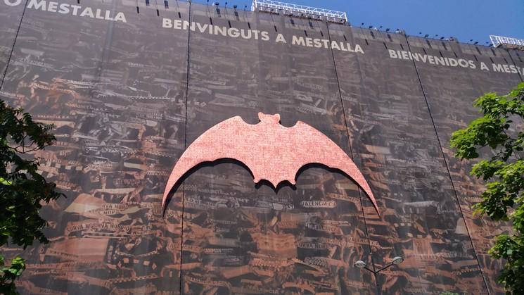 La chauve-souris sur la façade du stade Mestalla