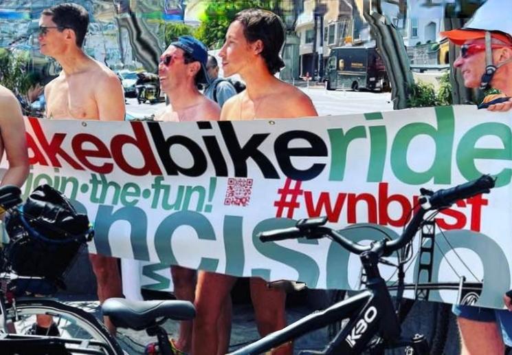 Des cyclsies avant la course de la World naked Ride Bike à San Francisco