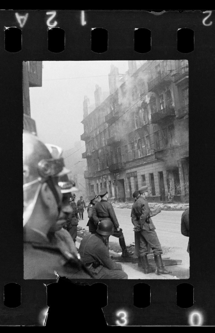 Nowolipie Street, notes de l’auteur notées au dos de l’impression conservée dans les archives de l’USHMM à Washington, D.C. :  « Autour du 20 avril 1943 : Incendie des bâtiments abandonnés par la population juive au cours de l’évacuation. Une famille juive entière (environ 5-6 personnes) a sauté par la fenêtre marquée d’un “X” ; elle est morte sur le coup. Ils sont restés cachés et n’ont pas quitté le bâtiment pendant l’évacuation. Après l’incendie, ils ne pouvaient plus s’échapper et nous n’avons pu les aider d’aucune manière, malgré les possibilités techniques. »