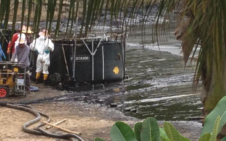 Dispositif de nettoyage de la maree noire sur l'ile thailandaise de Koh Samet