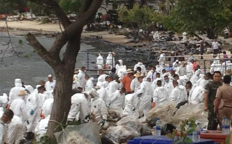 Des equipes de nettoyage sur une plage de l'ile thailandaise de Koh Samet