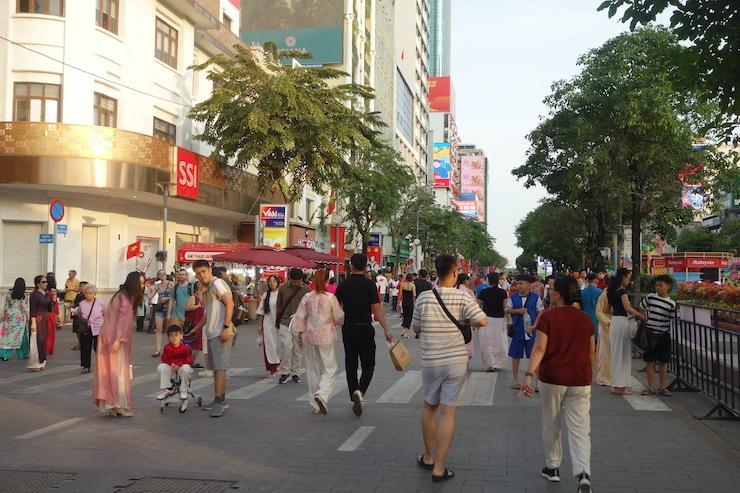 La rue Nguyen Hue, inondée de monde le soir du 15 février, deux jours avant le Têt.