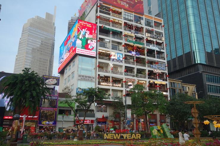 Les “cafe apartments” surplombant la rue Nguyen Hue, une des attractions touristiques les plus populaires de la ville.