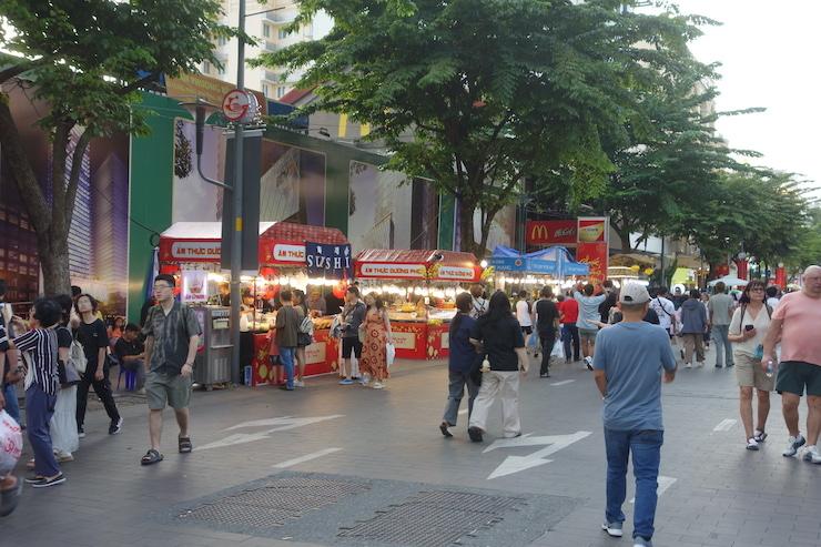 De nombreux stands et échoppes ont été installés et décorés le long de la rue, afin d’offrir des snacks et rafraîchissements aux visiteurs.